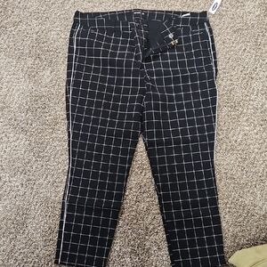 Old Navy Black/white Windowpane Ankle Pixie Pants. NWT